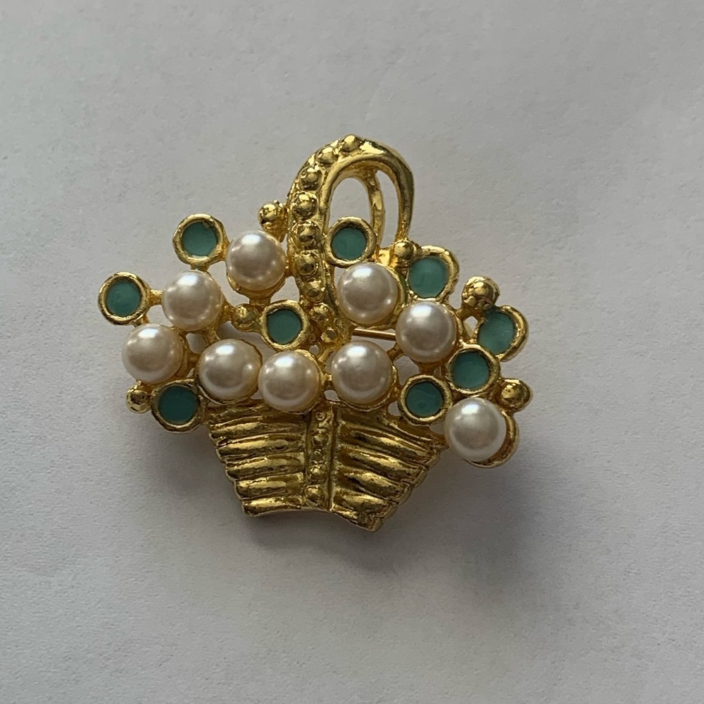 Vintage flower basket brooch featuring faux pearls and blue enamel flowers - Picture 3 of 5